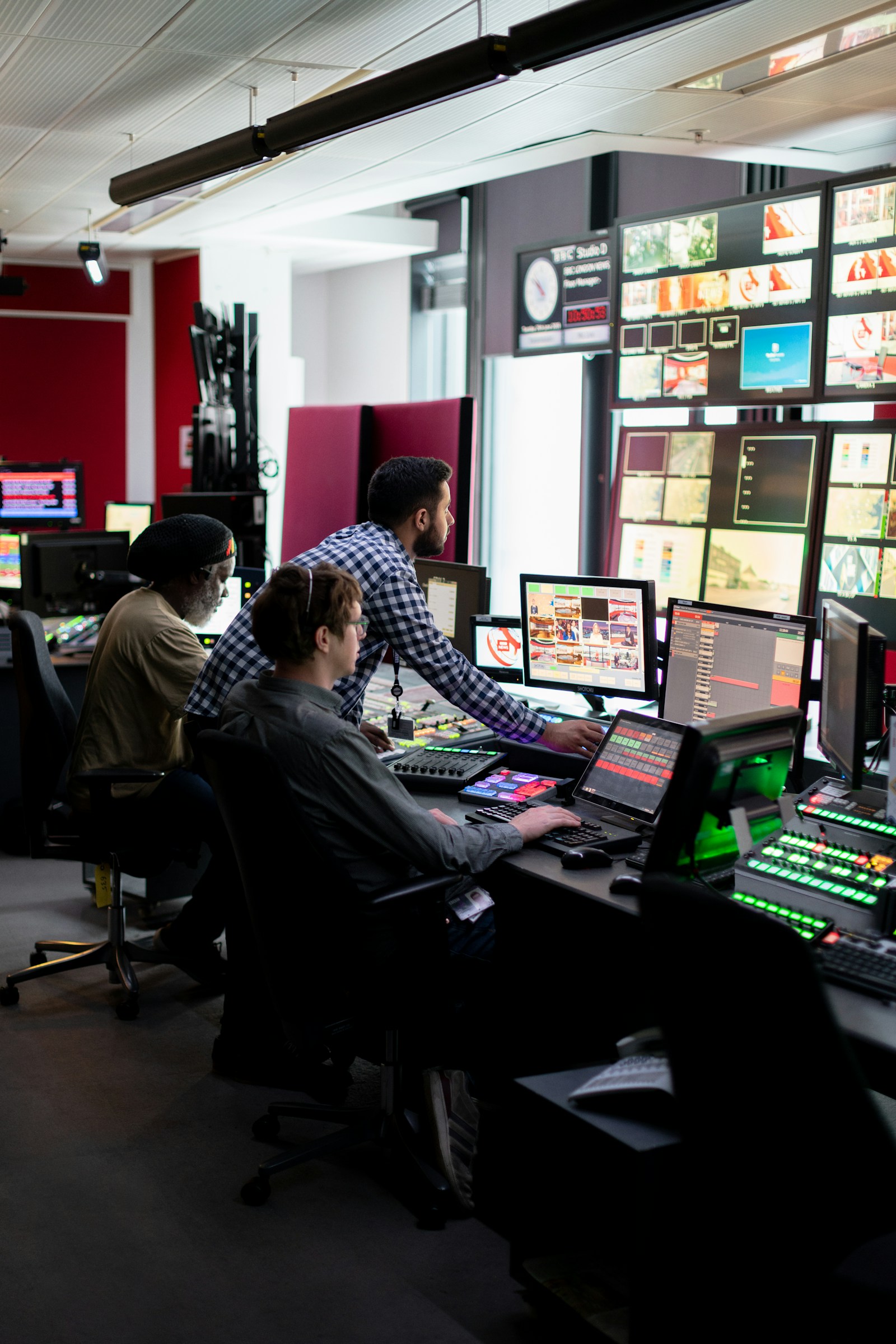 Critical operations team monitoring resilient positioning and timing services